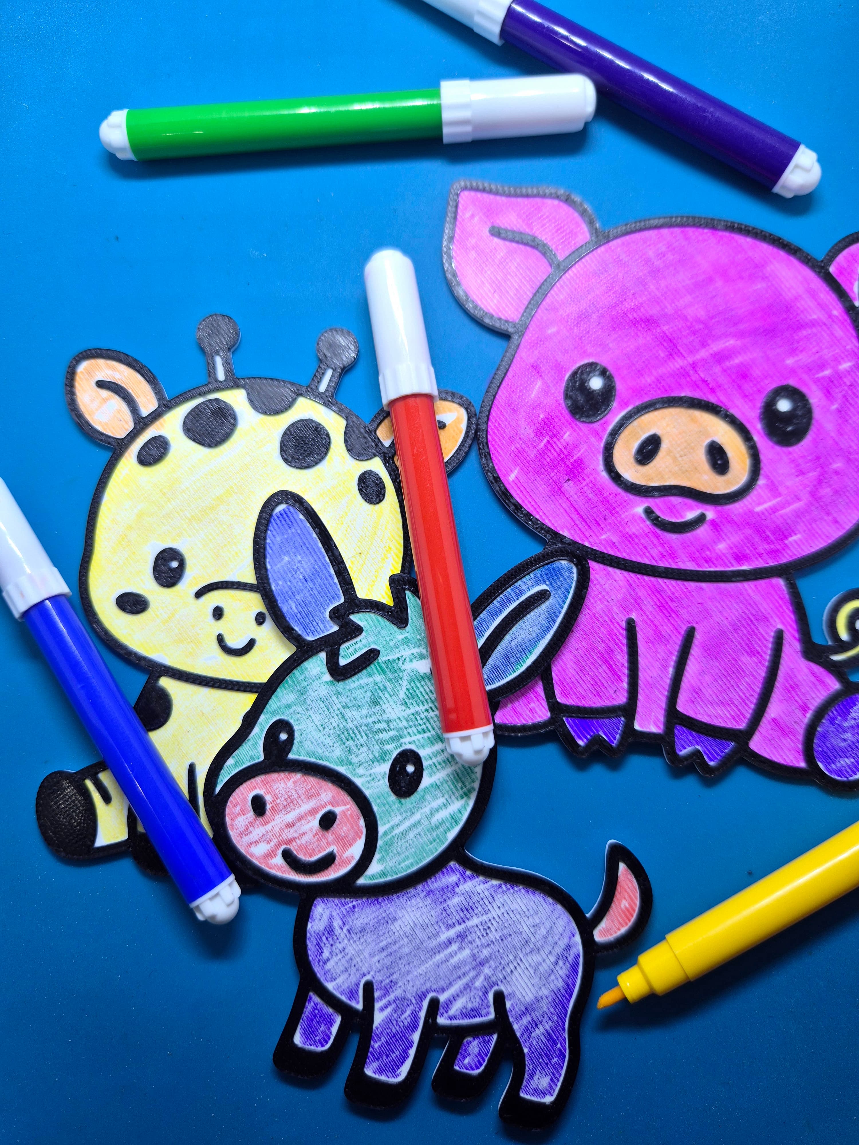 Reusable Animal Colouring Kit for Kids – 10 3D Animal Designs with Pens — lit vs unlit view