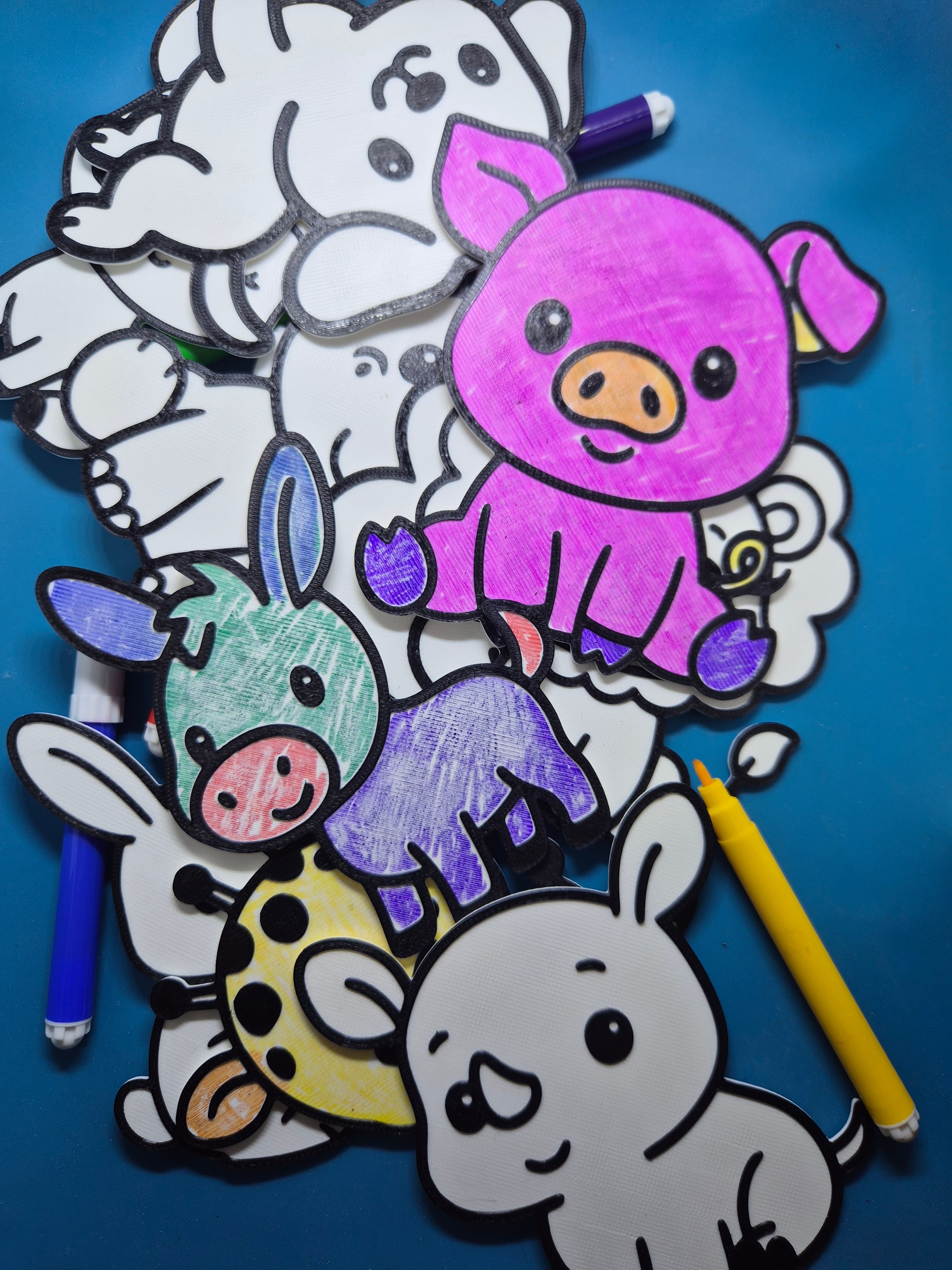 Reusable Animal Colouring Kit for Kids – 10 3D Animal Designs with Pens — size and scale reference